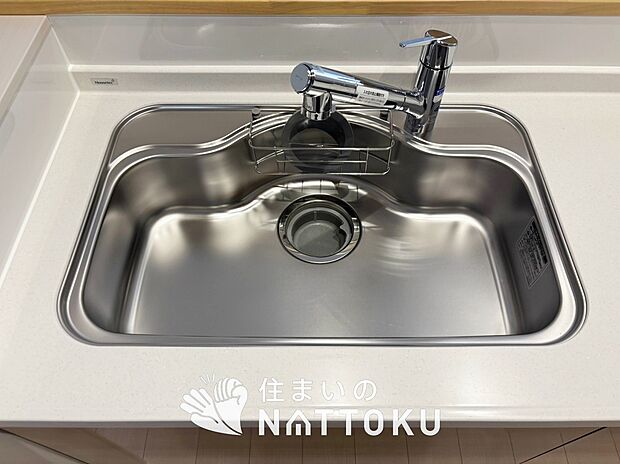 【浄水器内臓ハンドシャワー付シンク】広々とした凸型シンクに洗剤ポケットを標準装備。すっきり収納できます。
また、蛇口の先端に浄水器を内蔵しているため場所をとりません。