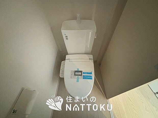 【トイレ】汚れてもサッとひと拭きでお手入れ簡単、エコ仕様の温水洗浄便座付きのトイレです。
バリアフリーにも配慮しています。
