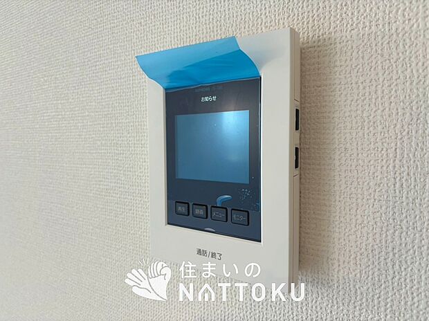 【TVモニター付インターホン】来訪者を画像と音声で確認できる、防犯性に優れた安心のシステム。
スッキリしたデザインで、誰でも簡単に操作できます。
