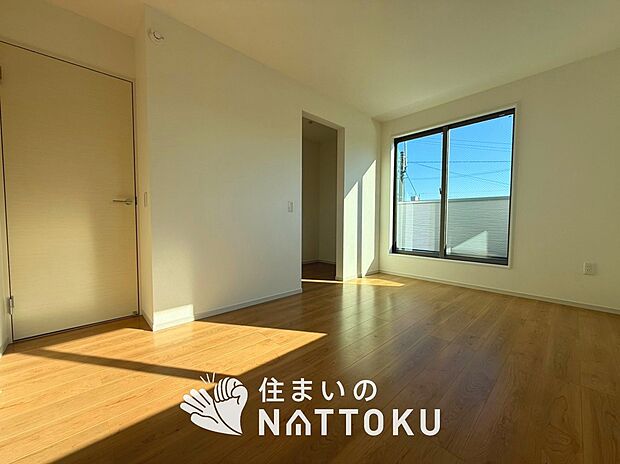 【現地写真（寝室）】木目の美しさを際立たせるシンプルデザインの建具を使用しています。