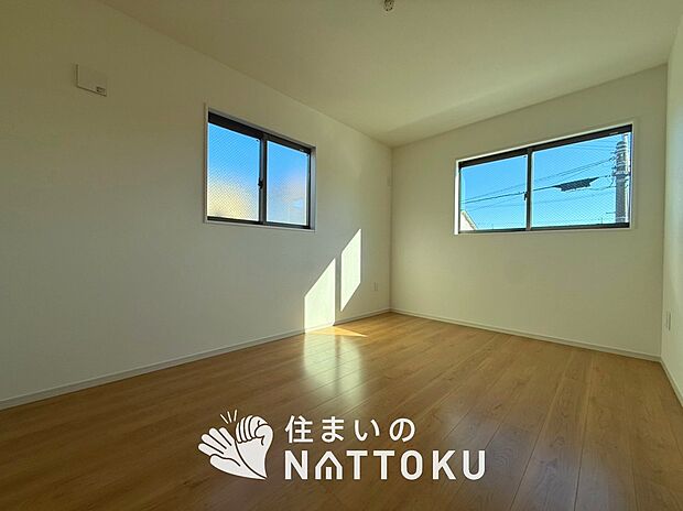 【現地写真（洋室）】木目の美しさを際立たせるシンプルデザインの建具を使用しています。