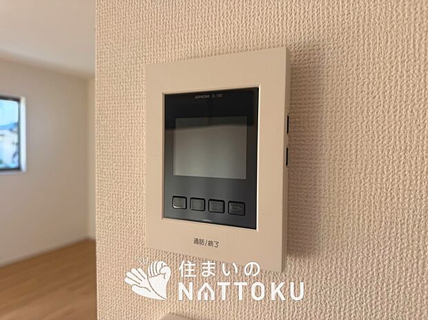 【TVモニター付インターホン】来訪者を画像と音声で確認できる、防犯性に優れた安心のシステム。
スッキリしたデザインで、誰でも簡単に操作できます。