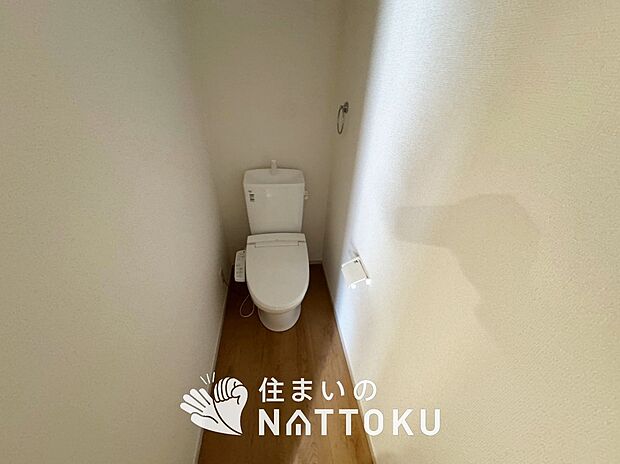 【トイレ】汚れてもサッとひと拭きでお手入れ簡単、エコ仕様の温水洗浄便座付きのトイレです。
バリアフリーにも配慮しています。