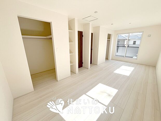 【現地写真(寝室)】木目の美しさを際立たせるシンプルデザインの建具を使用しています。