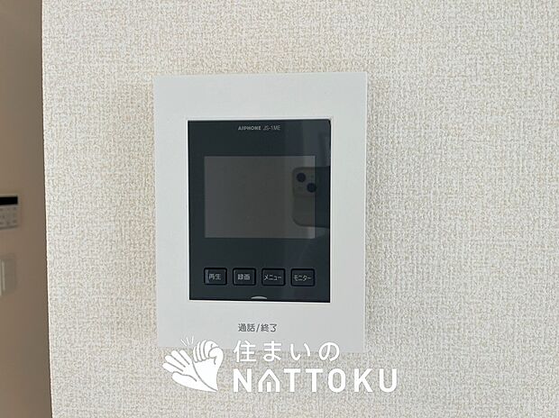 【TVモニター付インターホン】手放し通話ができ、送話表示灯で送話・受話状態が確認できます。
映像と音声で玄関先の様子をチェックできるモニター機能や、夜間の訪問者の顔も確認できるLEDライトを装備しています。