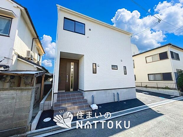 【現地写真（外観）】雨で汚れを落とし、耐久性・耐候性に優れた外壁を使用しています。
