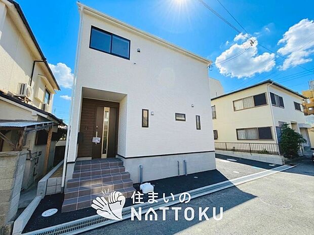 【現地写真（前道含む外観）】健康被害に配慮したもっとも安全性の高い建材を採用し、シックハウス対策をしております。