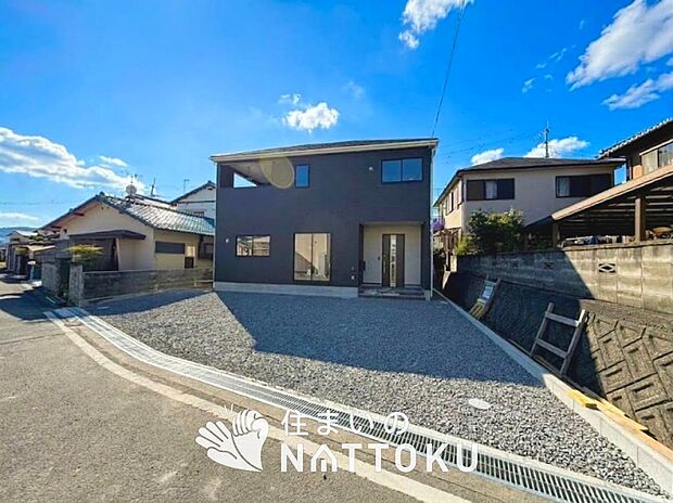 【現地写真（前道含む外観）】軽くて火災に強い屋根材を採用し、地震時の建物への負担や揺れを軽減しています。
