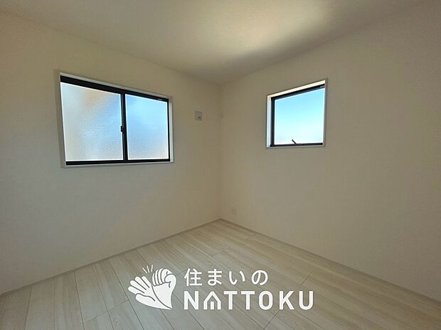 【現地写真(洋室)】木目の美しさを際立たせるシンプルデザインの建具を使用しています。