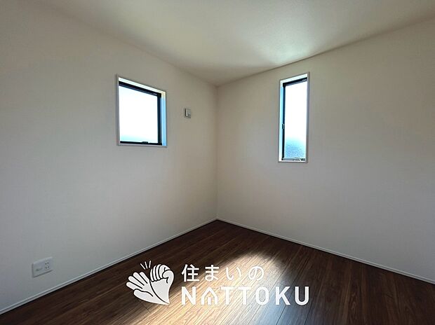 【現地写真(洋室)】木目の美しさを際立たせるシンプルデザインの建具を使用しています。