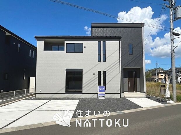 【現地写真(外観)【2号地】】軽くて火災に強い屋根材を採用し、地震時の建物への負担や揺れを軽減しています。
