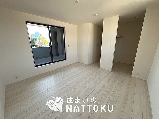 【現地写真(寝室)】木目の美しさを際立たせるシンプルデザインの建具を使用しています。