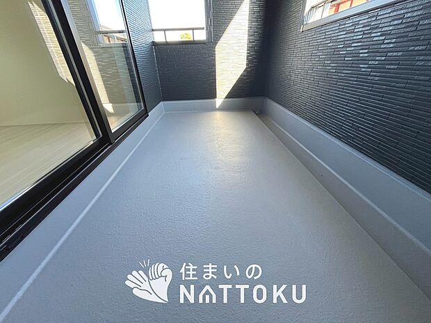 【バルコニー】奥行きが広く、洗濯物をゆったりと干せる十分な広さで、家族の洗濯も捗ります。