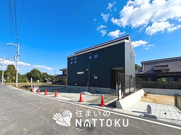 【現地写真(外観)【5号地】】軽くて火災に強い屋根材を採用し、地震時の建物への負担や揺れを軽減しています。