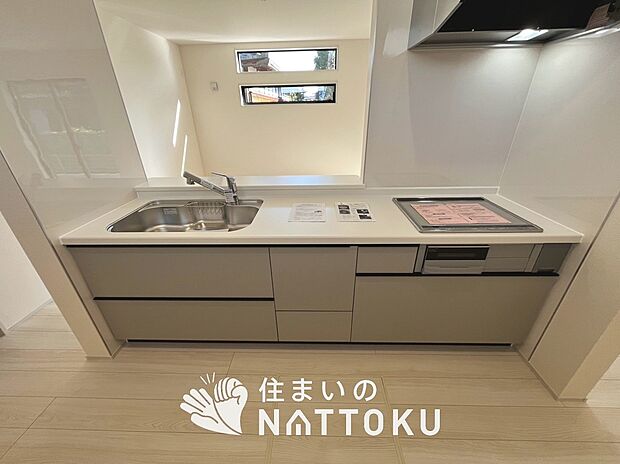 【現地写真(キッチン)】収納たっぷりのシステムキッチン、浄水器付水栓を標準装備しています。