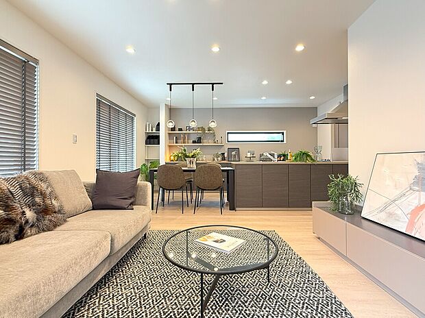 【モデルハウス10号棟　リビング】
LDKの広さ約17.6帖！家族みんなが集まりくつろげる贅沢な空間を実現。
※2025年5月撮影