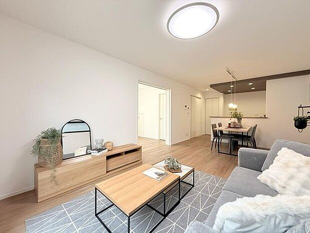 【現地モデルハウス13号棟　リビング】
LDK全体に一体感が生まれ、家族同士の会話が絶えない住まいとなります。
※2025年10月撮影