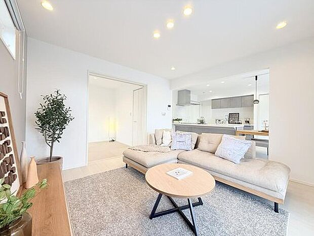 【モデルハウス LDK】
リビングを中心にフロア全体が見渡しやすく、家族を身近に感じられる設計プランです。