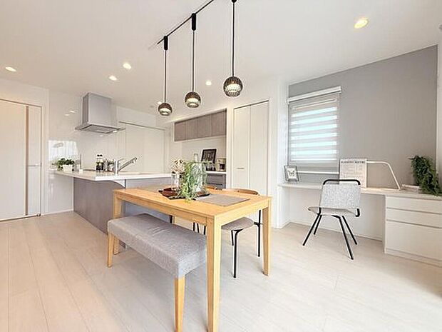 【モデルハウス ダイニング】
食事をしながらご家族との会話が楽しめるダイニングキッチンです。