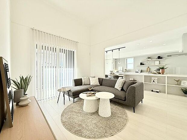 【平屋モデルハウス LDK】
自然な採光がたくさん入るよう、窓など開口部をたくさん設けて、明るい空間が演出されます。