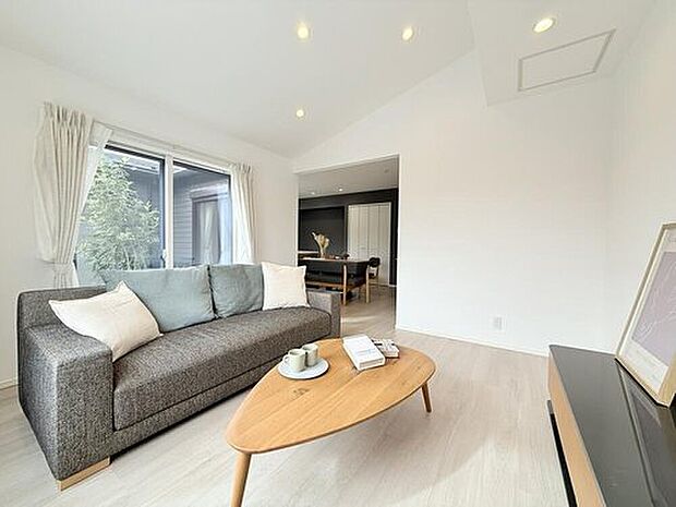 【平屋モデルハウス　リビング】
平屋だからこそ実現できる「リビング勾配天井」は開放感が抜群です。
明るい陽ざしがリビングを明るく照らしてくれます。
※画像は販売済みモデルハウスです