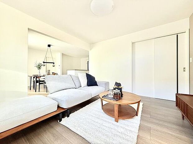 【モデルハウス1号棟　リビング】
自然な採光がたくさん入るよう、窓など開口部をたくさん設けて、明るい空間が演出されます。