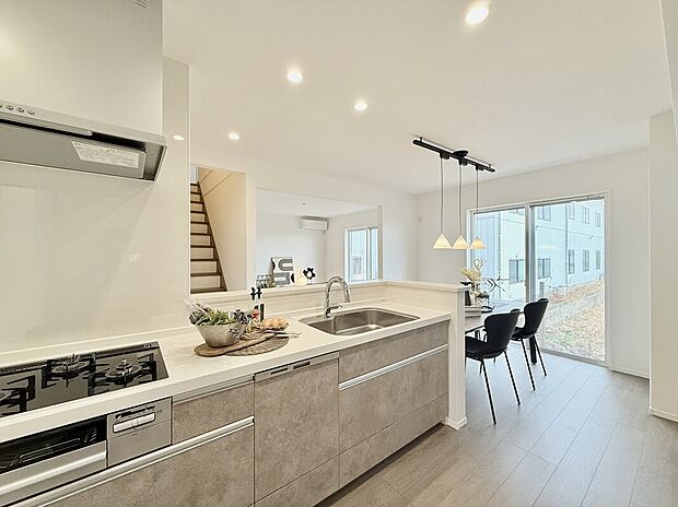 【モデルハウス キッチン】
ダイニングとキッチンを隣に配置したプランなので、食事をしながら会話が楽しめる新生活が実現します。
※2026年3月撮影