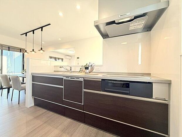 【現地モデルハウス7号棟　キッチン】
キッチンは「食器洗浄乾燥機」を内蔵したシステムキッチンを採用しました。
