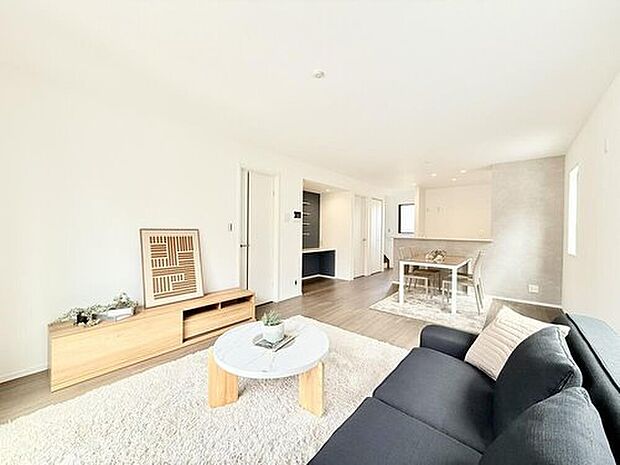 【11号棟　LDK】
LDK全体で19.0帖の広々した空間で、家族と楽しく生活できる空間となります。