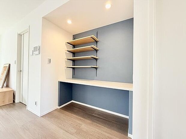 【11号棟　スタディコーナー】
ダイニング横に設置されているので、子どもが勉強に励む様子をリビングなどから眺めることができます。