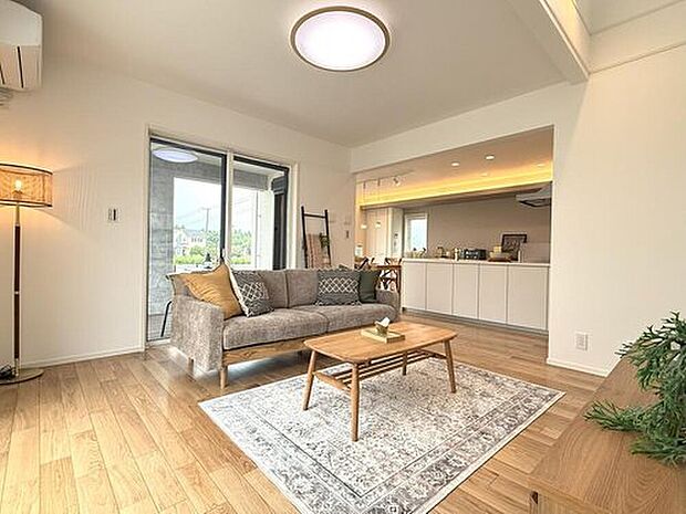 【モデルハウス　LDK】
リビングからキッチンまで見通しが良い、コミュニケーションが図りやすいプランです。
※販売済みモデルハウス