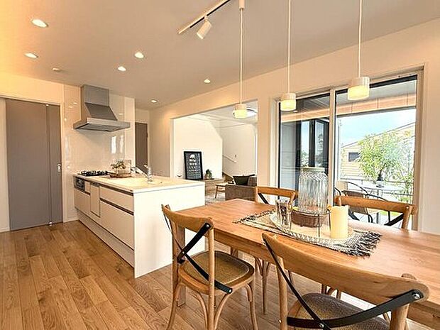 【モデルハウス　ダイニング】
ダイニングとキッチンを隣に配置したプランなので、食事をしながら会話が楽しめる新生活が実現します。
※販売済みモデルハウス