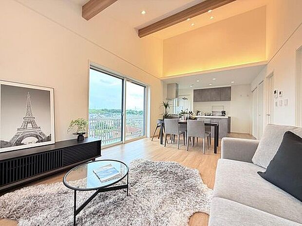 【モデルハウス　リビング・ダイニング】
平屋の街区は、眺望が良いのもポイント！リビングでゆったりしながら景色の良い環境でくつろぐ事ができます！
※販売済みモデルハウス