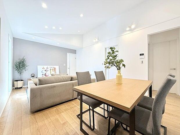 【当社施工モデルハウス　LDK】
リビング・ダイニングは家族が集まる中心！毎日の憩いの場となります。
※画像は当社施工例のため実際とは異なります