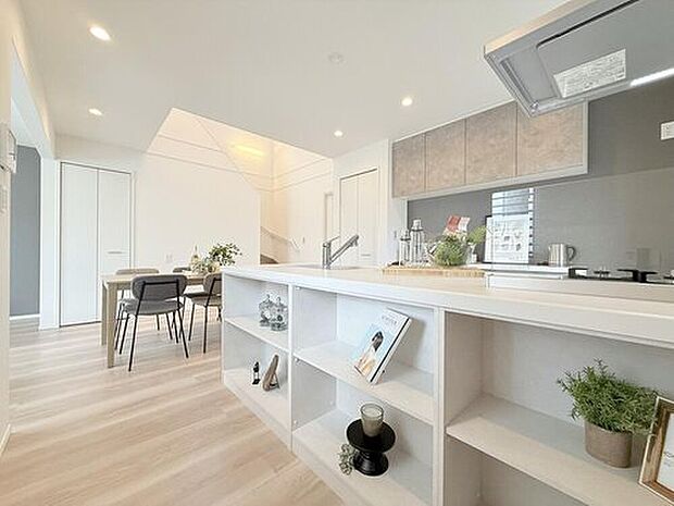 【モデルハウス3号棟 ダイニングキッチン】
ダイニングとキッチンを隣に配置したプランなので、食事をしながら会話が楽しめる新生活が実現します。
※2025年10月撮影