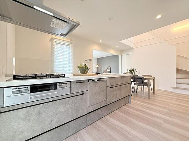 【モデルハウス3号棟 キッチン】
キッチンは「食器洗浄乾燥機」を内蔵したシステムキッチンを採用しました。
※2025年10月撮影