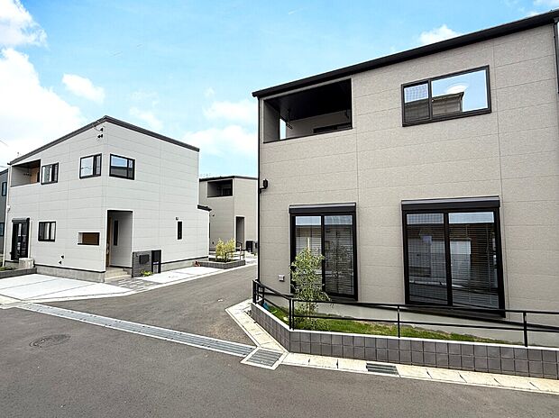 【【現地街並み】】外観から始まる上質な暮らし。見るたびに誇らしくなるデザインが住まいの価値を高めます。
※2025年5月撮影