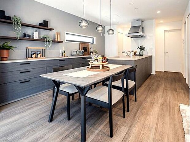 【【モデルハウス16号棟　ダイニング】】ダイニングキッチンは家族との会話が弾むこと間違いなし！料理や作業もしやすい動線計画です。
※2025年7月撮影