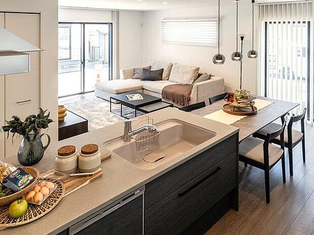 【【モデルハウス16号棟　キッチン】】陽光がたっぷり射し込む広々とした団らん空間となります。
※2025年7月撮影