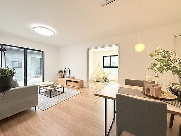 【【現地モデルハウス13号棟　ダイニング】】ダイニングを中心にフロア全体が見渡しやすく、家族を身近に感じられる設計プランです。
※2025年10月撮影