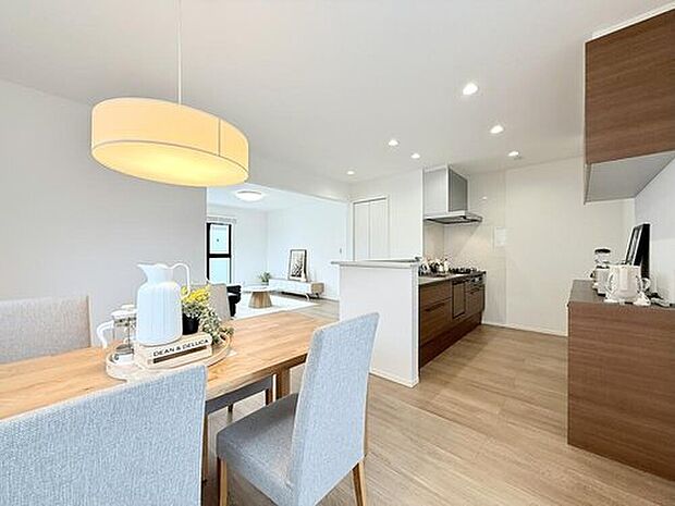 【【現地モデルハウス7号棟　ダイニング】】ダイニングを中心に家族の会話が広がるプランとなってます。
※2025年10月撮影