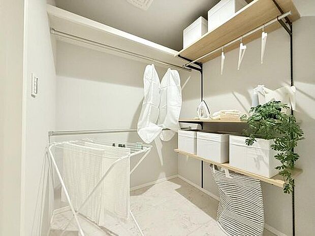 【【現地モデルハウス】】タオルや着替えの収納に困らなくなる、大型ランドリールームを採用してます。
※2025年10月撮影