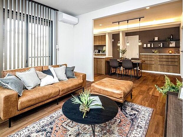 【【モデルハウス1号棟　リビング】】自然な採光がたくさん入るよう、窓など開口部をたくさん設けて、南西角地の特性を活かしたプランが出来上がりました！