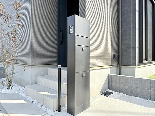 【【現地モデルハウス1号棟　宅配ボックス】】共働きご家族には嬉しい設備！オンラインショッピングが急増している中、安全で便利な受け取りができる便益的なソリューションです。
※2026年1月撮影