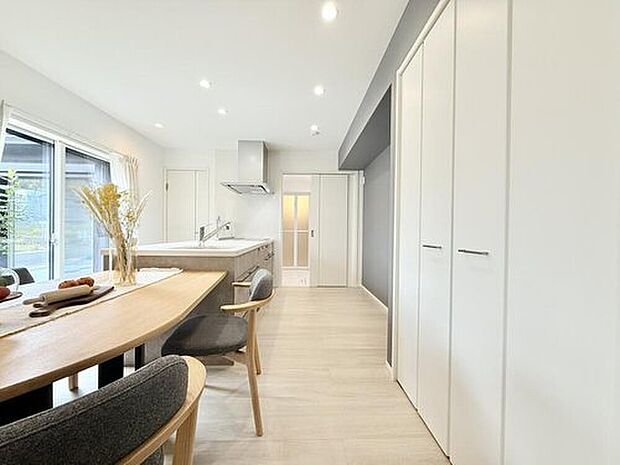 【【平屋モデルハウス　キッチン】】キッチンと洗面室を直接行き来できる「家事ラク動線」を採用しました。
※画像は販売済みモデルハウスです