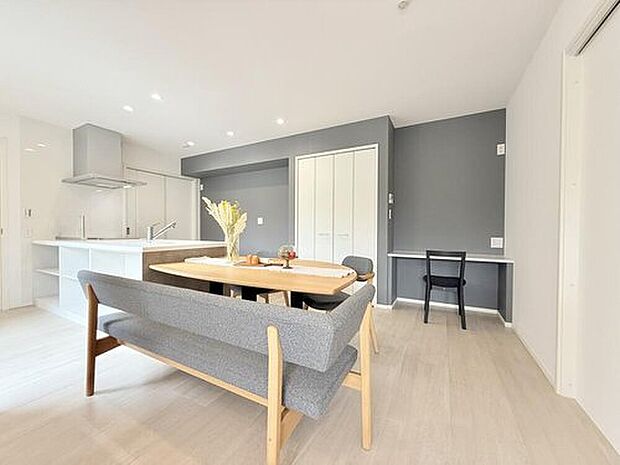 【【平屋モデルハウス　ダイニング】】料理をしながらでも家族と会話が弾む、居心地の良いダイニングキッチン。
※画像は販売済みモデルハウスです