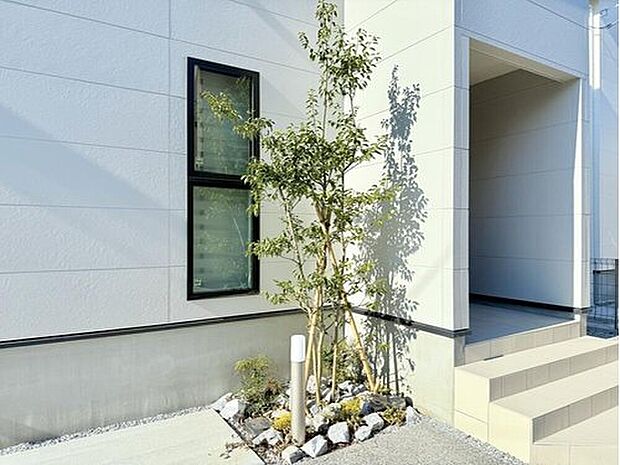 【【ガーデン計画】】各邸に植栽計画を施しており、自然をアクセントとして取り入れてます。街並みが完成すると、植栽の鮮やかさが際立ってきます。