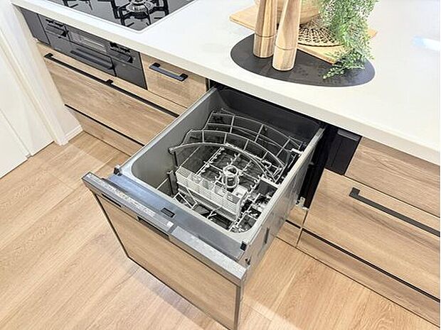 【【2号棟　キッチン】】食事の後片付けをサポートしてくれるビルトインタイプの食器洗浄乾燥機を標準採用しました。
