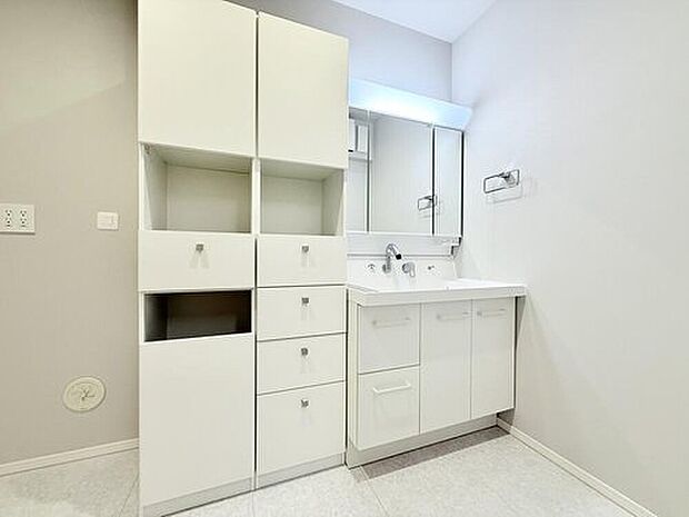 【【2号棟 サニタリールーム】】サニタリールームにはタオルや着替えを収納できる当社オリジナル収納棚を導入しました。