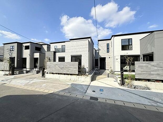 【【現地街並み】】外観はスクエアデザインの中に凹凸を交えて、重厚感を演出する外観デザインとなります。